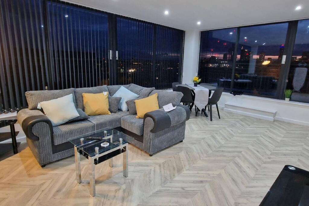 Penthouse - Amazing City Skyline Views - Free Parking - Balcony - Utilita Arena - New St Station - Bullring Shopping バーミンガム エクステリア 写真